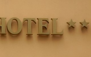 Hotelbewertungsportal muss negative Bewertung löschen