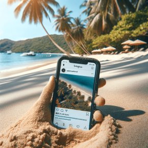 Handy eines Influencers im Sand am Strand in der Karibik