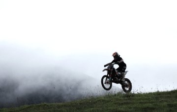 Crossfahrt auf einem Motorrad