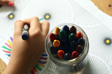Kinder malen nach Zahlen