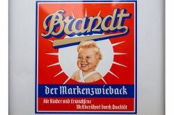 Werbebild des Markenzwiebacks der Firma Brandt mit Namenslogo als Beispiel für die Bedeutung von Markenrecht. Anwalt für Markenrecht Berlin.